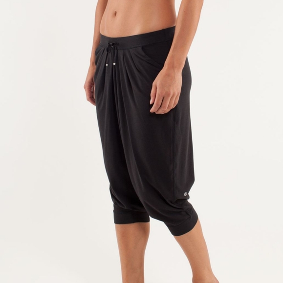 Lululemon Black "Free Mind" Low Rise Wide Leg Crop Athletic Pants Size 8 - Picture 6 of 14